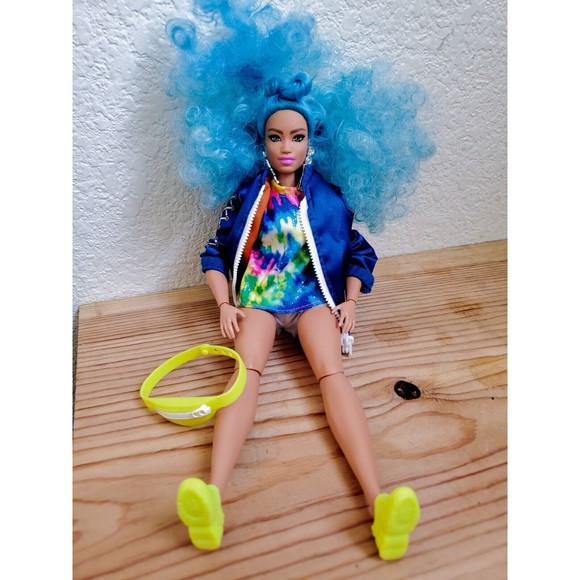 Barbie Extra Doll #4 Curvy Curly Blue Hair Girl Power Earrings Fanny Pack Jacket - Picture 8 of 15